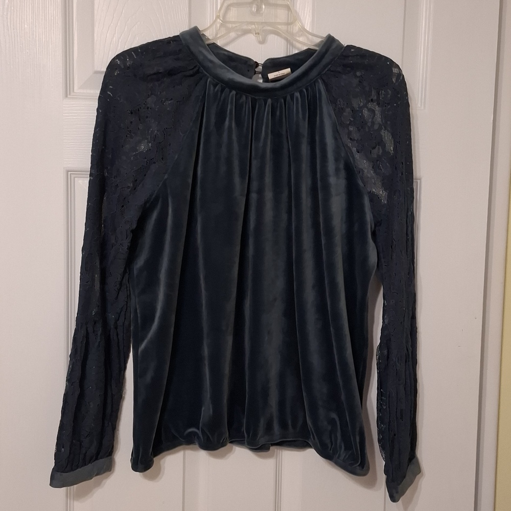 Matilda Jane Good Hart sz L, rus small, gray blue, velour top with lace sleeves